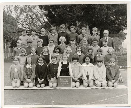 Bulls School - Class photo Room 6 Standards 3 and 4, 1971 - Resource cover image