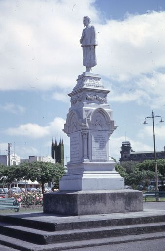 Te Peeti Te Awe Awe Statue