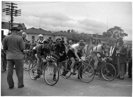 Start of the Wellington Cycle Race from Palmerston North