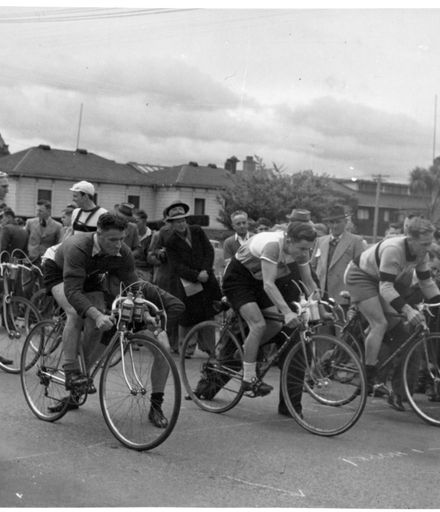Start of the Wellington Cycle Race from Palmerston North