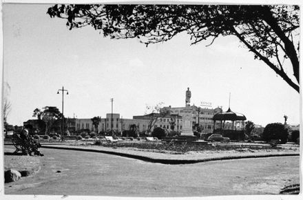 Statue of Te Awe Awe and the Band Rotunda, The Square