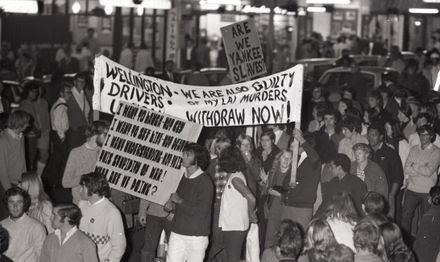 "2000 in Peaceful March Against War" "2000 in Peaceful March Against War"