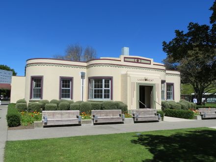 "Ladies Rest", The Square