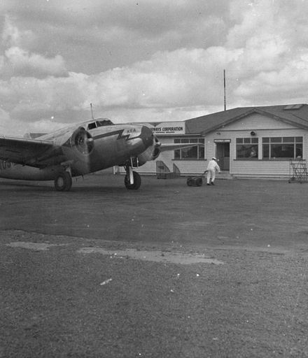 "Kea" Lockheed 14 ZK-AUS, Palmerston North Airport