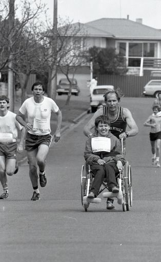 2022N_2017-20_040089 - Manawatu Evening Standard Fun Run 1984