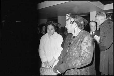 Kuia, Kohe Crown, leaves St Paul's Cathedral