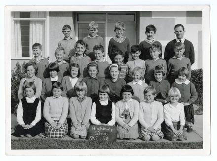 Highbury School - Class photo Standard 2 1965 - Resource cover image