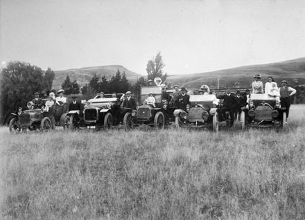Cars, with drivers and passengers, lined up at a Takapau camp