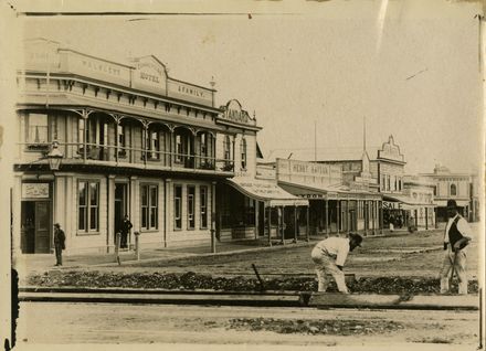 Kaimahi i te Rerewē / Railway workers in The Square