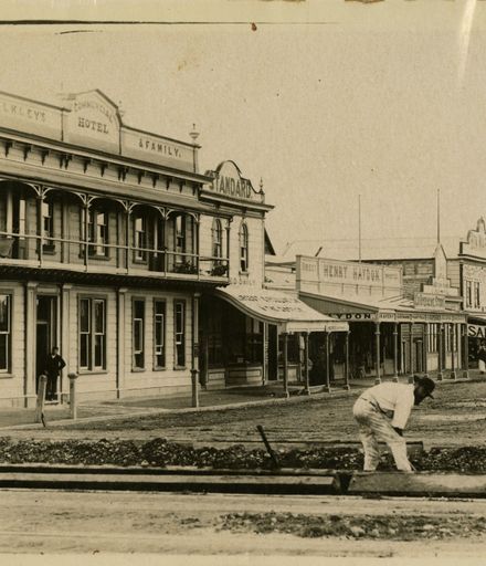Kaimahi i te Rerewē / Railway workers in The Square