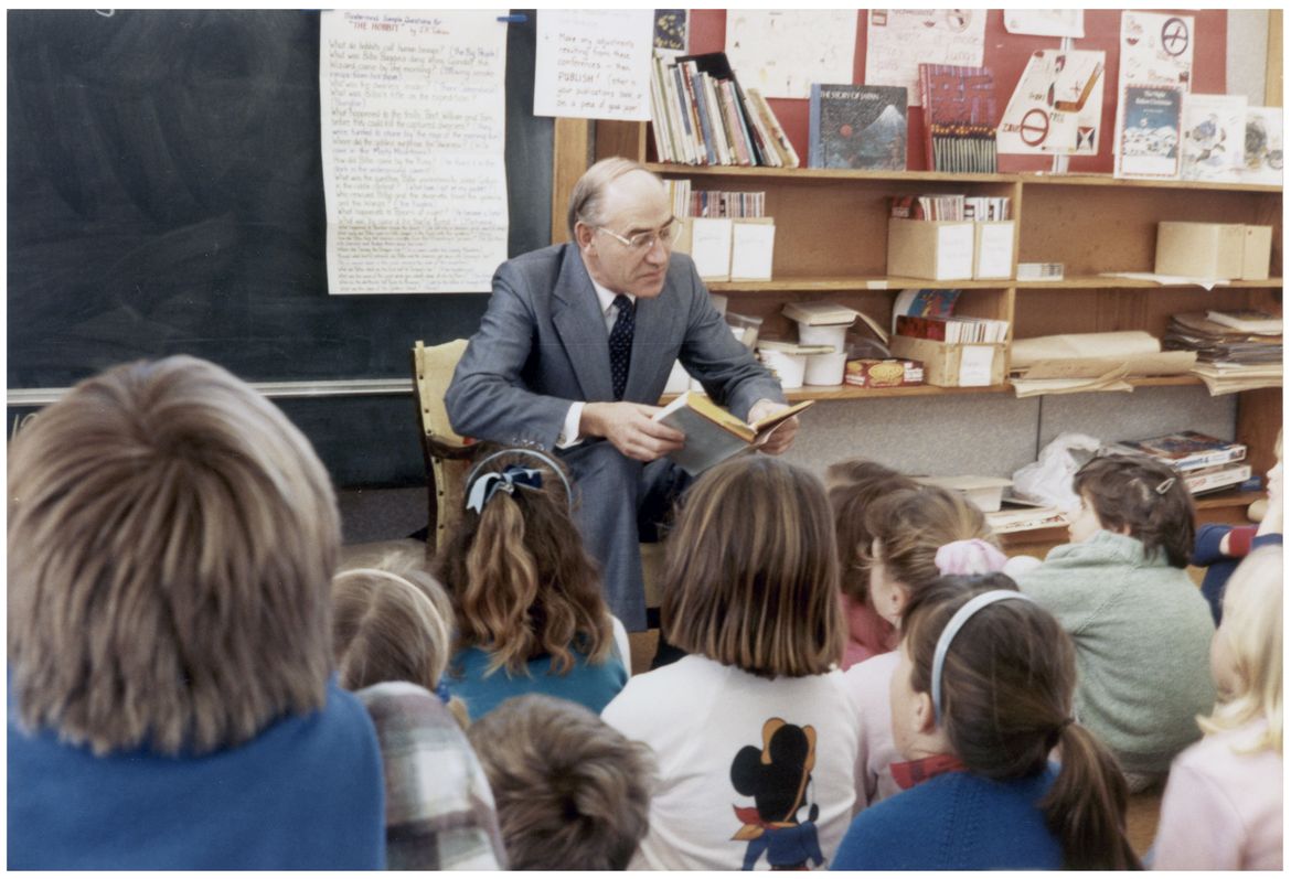 Mayor Paul Rieger reads to Terrace End School pupils