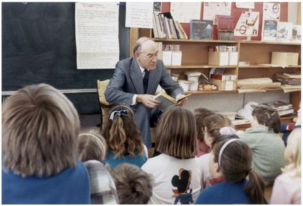 Mayor Paul Rieger reads to Terrace End School pupils