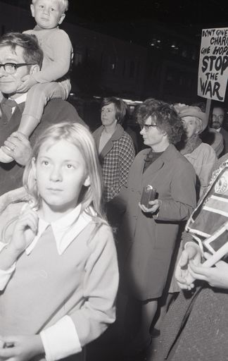 "2000 in Peaceful March Against War"