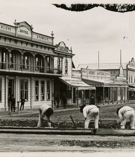 Kaimahi i te Rerewē / Railway workers in The Square