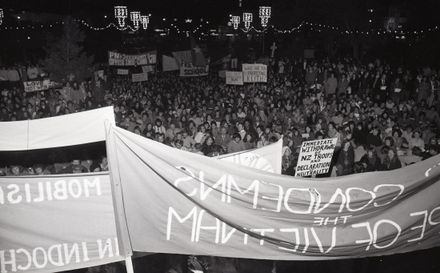 "2000 in Peaceful March Against War"