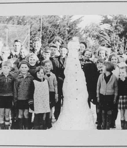 Fitzherbert East School Pupils with Snowman