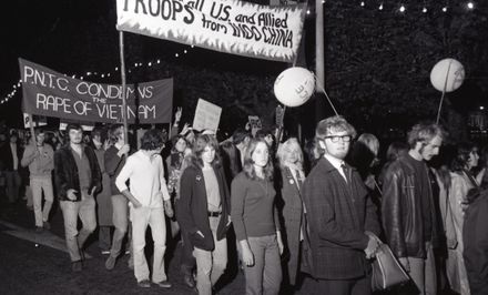 "2000 in Peaceful March Against War" "2000 in Peaceful March Against War"