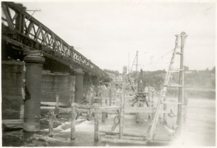 Construction of the second Fitzherbert Bridge, next to the original structure