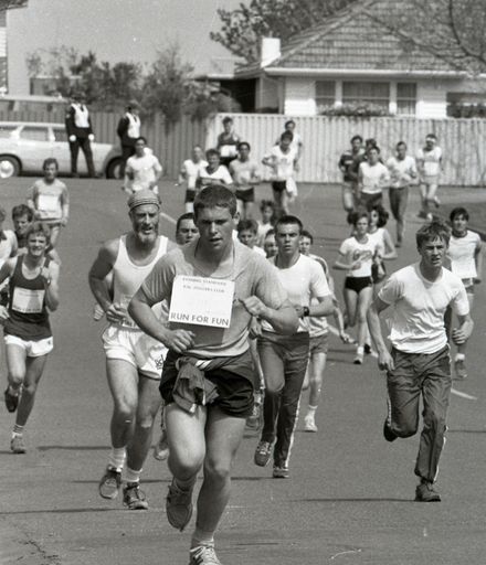 2022N_2017-20_040084 - Manawatu Evening Standard Fun Run 1984