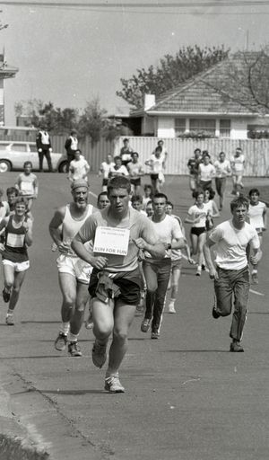 2022N_2017-20_040084 - Manawatu Evening Standard Fun Run 1984