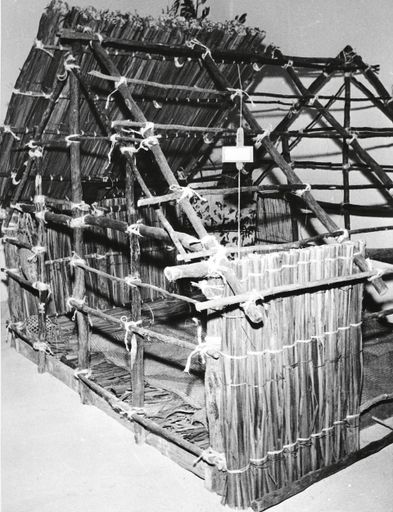 Māori sleeping house, Manawatu Museum