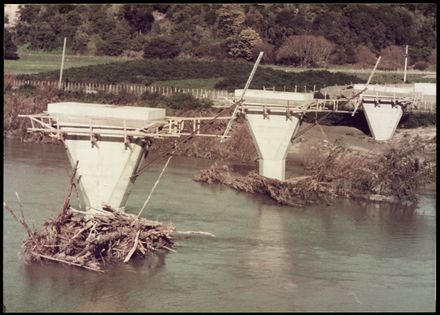 Construction of the Fitzherbert Bridge