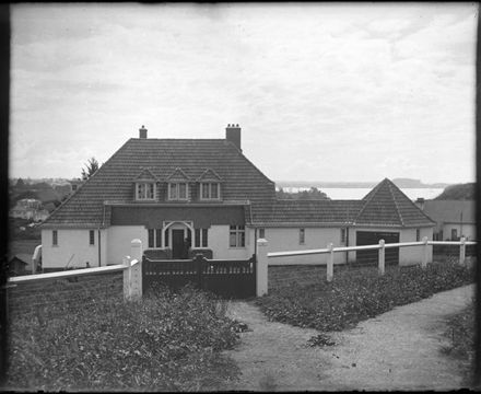 House in Auckland with view of Rangitoto - Resource cover image