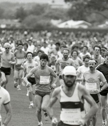 2022N_2017-20_040078 - Manawatu Evening Standard Fun Run 1984