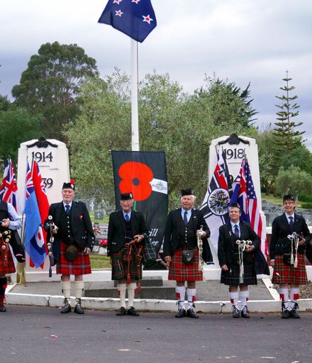 Pipers at Kelvin Grove Cemetery on the Centennial of Armistice Day
