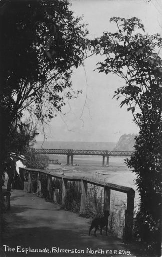 Riverbank walkway, Victoria Esplanade