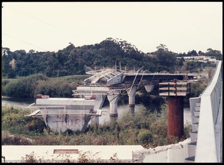 Construction of the Fitzherbert Bridge