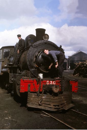 Workers on train BB630