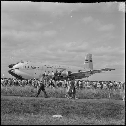"Globemaster Draws Crowds at Ohakea"