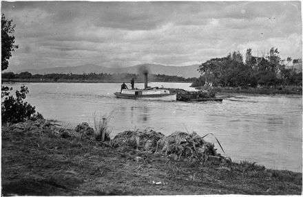 Punting flax down the Manawatu River to Foxton