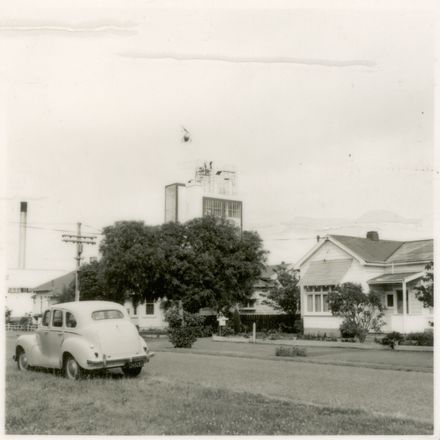 2021P_LionBreweries2-6-1_036069_010 - Helicopter Used in Installation of Standard Brewery Sign