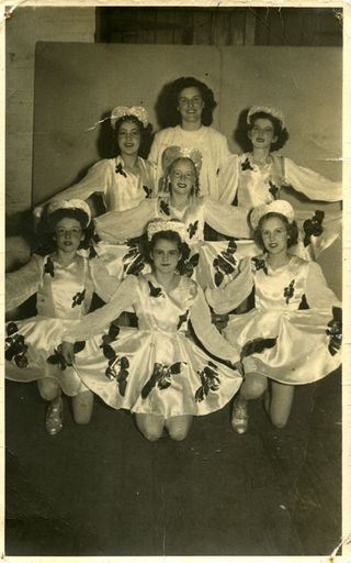 Zona Broughton with six dancers