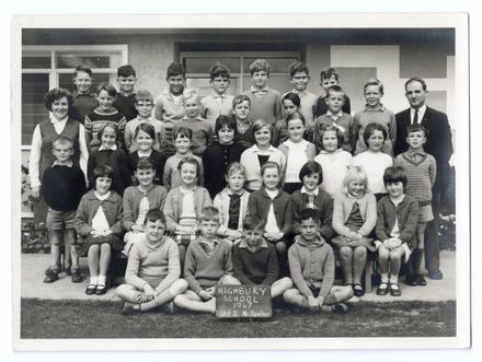 Highbury School - Class photo Standard 2 1967 - Resource cover image