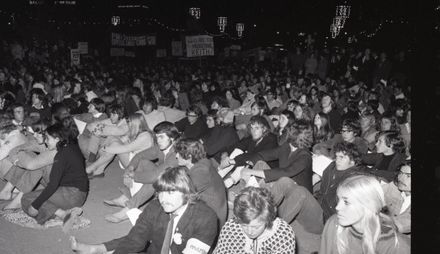 "2000 in Peaceful March Against War"