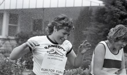 2022N_2017-20_040106 - Manawatu Evening Standard Fun Run 1984