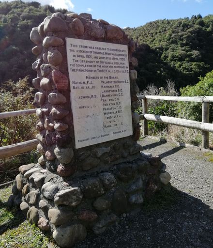 Plaque in Te Āpiti - Manawatū Gorge