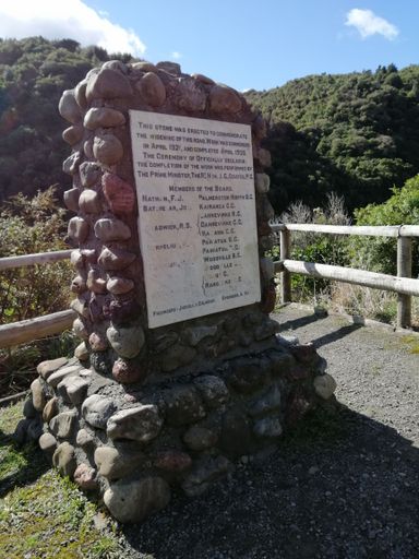 Plaque in Te Āpiti - Manawatū Gorge