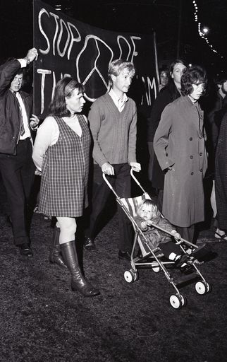 "2000 in Peaceful March Against War"