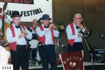 Rose City Seven Jazz Band in performance