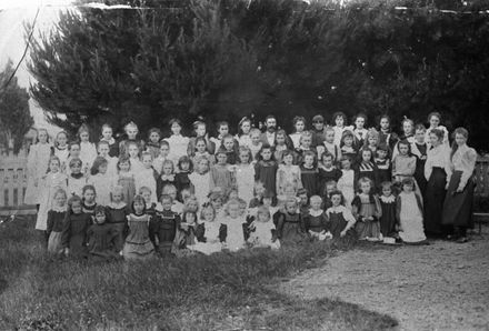 Girls and teachers of College Street School