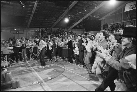 [The Telethon 1981 Crowd Join in Tom Sharplin's Rock 'n' Roll Sing-a-long]