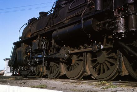 Steam engine driving wheels
