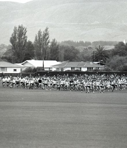 2022N_2017-20_040068 - Manawatu Evening Standard Fun Run 1984