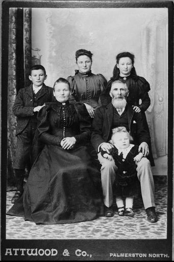 Unidentified family group - Resource cover image