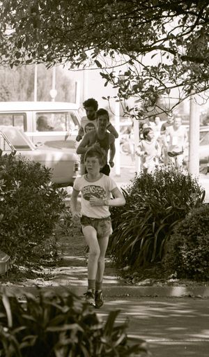 2022N_2017-20_040086 - Manawatu Evening Standard Fun Run 1984