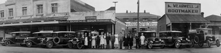 Staff and vehicles of Boniface Brothers' Bakery, corner of Cuba and Bourke Streets